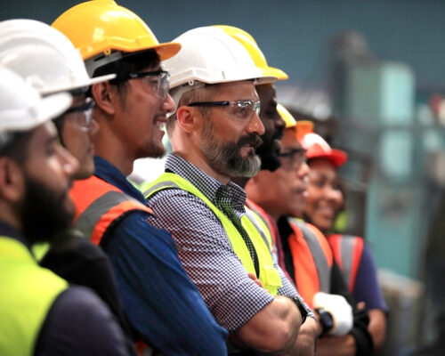 stock-photo-engineer-team-full-skill-quality-for-maintenance-and-training-in-industry-factory-worker-2111911970-transformed copia
